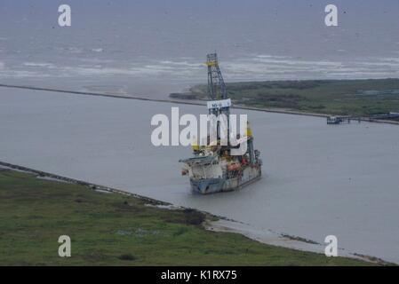 Vue d'un forage et d'inscription après l'ouragan Harvey a frappé la côte du Texas comme une tempête de catégorie 4, accompagnée de vents de 130 km/h, 26 août 2016 à Port Aransas, Texas. Banque D'Images