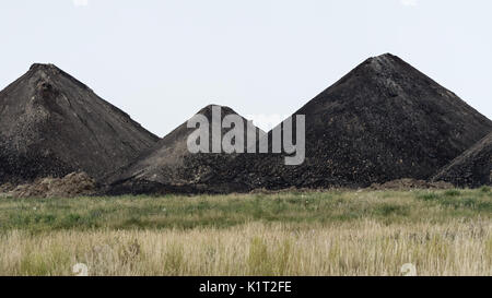 Hanna, en Alberta, Canada. Août 31, 2016. Des tas de charbon utilisé pour alimenter la centrale de Sheerness, près de la ville de Hanna, en Alberta. Les centrales thermiques au charbon centrale est co-administré par ATCO et TransAlta Utilities et exploité par ATCO Power, c'est fourni avec le charbon sous-bitumineux provenant de la mine de Sheerness appartenant et exploités par l'Westmoreland Coal Company. Credit : Bayne Stanley/ZUMA/Alamy Fil Live News Banque D'Images