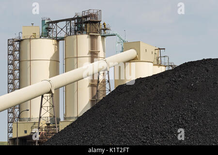 Hanna, en Alberta, Canada. Août 31, 2016. Des tas de charbon utilisé pour alimenter la centrale de Sheerness, près de la ville de Hanna, en Alberta. Les centrales thermiques au charbon centrale est co-administré par ATCO et TransAlta Utilities et exploité par ATCO Power, c'est fourni avec le charbon sous-bitumineux provenant de la mine de Sheerness appartenant et exploités par l'Westmoreland Coal Company. Credit : Bayne Stanley/ZUMA/Alamy Fil Live News Banque D'Images