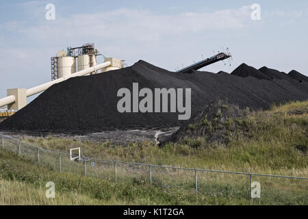 Hanna, en Alberta, Canada. Août 31, 2016. Des tas de charbon utilisé pour alimenter la centrale de Sheerness, près de la ville de Hanna, en Alberta. Les centrales thermiques au charbon centrale est co-administré par ATCO et TransAlta Utilities et exploité par ATCO Power, c'est fourni avec le charbon sous-bitumineux provenant de la mine de Sheerness appartenant et exploités par l'Westmoreland Coal Company. Credit : Bayne Stanley/ZUMA/Alamy Fil Live News Banque D'Images