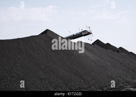 Hanna, en Alberta, Canada. Août 31, 2016. Des tas de charbon utilisé pour alimenter la centrale de Sheerness, près de la ville de Hanna, en Alberta. Les centrales thermiques au charbon centrale est co-administré par ATCO et TransAlta Utilities et exploité par ATCO Power, c'est fourni avec le charbon sous-bitumineux provenant de la mine de Sheerness appartenant et exploités par l'Westmoreland Coal Company. Credit : Bayne Stanley/ZUMA/Alamy Fil Live News Banque D'Images