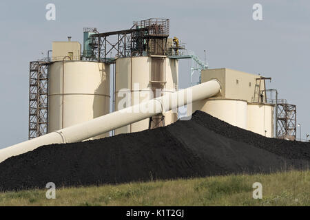 Hanna, en Alberta, Canada. Août 31, 2016. Des tas de charbon utilisé pour alimenter la centrale de Sheerness, près de la ville de Hanna, en Alberta. Les centrales thermiques au charbon centrale est co-administré par ATCO et TransAlta Utilities et exploité par ATCO Power, c'est fourni avec le charbon sous-bitumineux provenant de la mine de Sheerness appartenant et exploités par l'Westmoreland Coal Company. Credit : Bayne Stanley/ZUMA/Alamy Fil Live News Banque D'Images