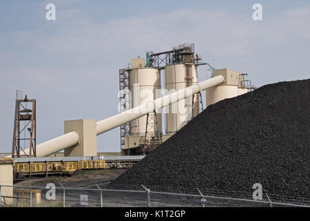 Hanna, en Alberta, Canada. Août 31, 2016. Des tas de charbon utilisé pour alimenter la centrale de Sheerness, près de la ville de Hanna, en Alberta. Les centrales thermiques au charbon centrale est co-administré par ATCO et TransAlta Utilities et exploité par ATCO Power, c'est fourni avec le charbon sous-bitumineux provenant de la mine de Sheerness appartenant et exploités par l'Westmoreland Coal Company. Credit : Bayne Stanley/ZUMA/Alamy Fil Live News Banque D'Images