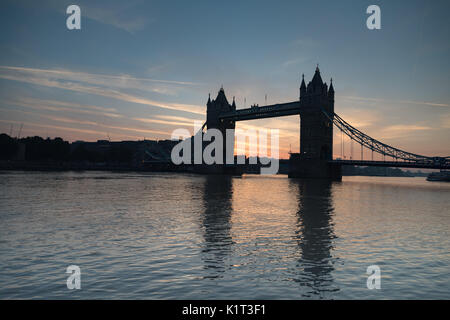 Tower Bridge, Londres, Royaume-Uni. Août 28, 2017. Météo France : Bank Holiday chaud soleil sur Tower Bridge. Scènes au petit matin près de la Tour de Londres, le Queens Promenade. Credit : WansfordPhoto/Alamy Live News Banque D'Images
