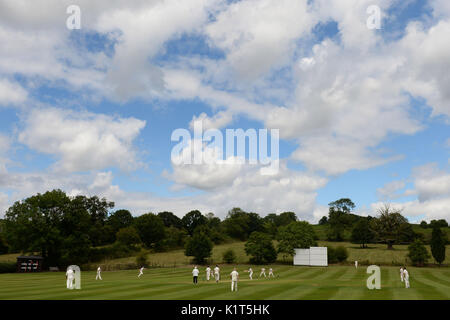 À l'embargo le lundi 28 août 0001 Un match se joue au Newtown Linford Cricket Club le samedi 12 août 2017. Banque D'Images