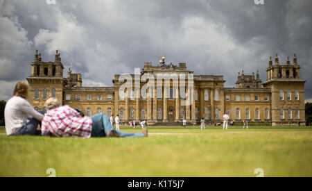 À l'embargo le lundi 28 août 0001 spectateurs watch Blenheim Park Cricket Club jouer un match contre accueil Islip Cricket Club sur la pelouse Sud à Blenheim Palace dans l'Oxfordshire le dimanche 23 juillet 2017. Banque D'Images