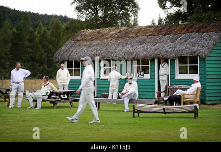 À l'embargo le lundi 28 août 0001 Crathie Cricket Club jouer contre Aberdeen Super Kings, sur leur terrain sur le Balmoral Estate le samedi 29 juillet 2017. Banque D'Images