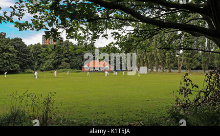 Le Sefton Park Cricket Club joue au New Brighton Cricket Club à Liverpool, le samedi 29 juillet 2017 Banque D'Images