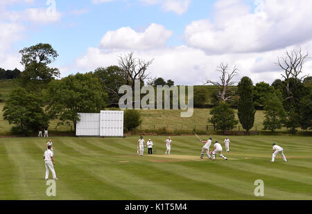 À l'embargo le lundi 28 août 0001 Un match se joue au Newtown Linford Cricket Club le samedi 12 août 2017. Banque D'Images