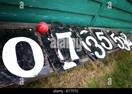 À l'embargo le lundi 28 août 0001 un cricket ball pendant un match entre le Club de Cricket de Crathie et Aberdeen Super Kings, sur le Balmoral Estate le samedi 29 juillet 2017. Banque D'Images