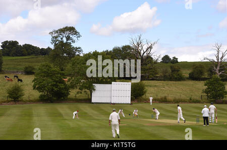 À l'embargo le lundi 28 août 0001 Un match se joue au Newtown Linford Cricket Club le samedi 12 août 2017. Banque D'Images