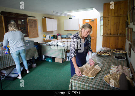 Des sandwiches et des en-cas sont préparés dans le club House lors du match annuel entre Cravens Cavaliers et Lynton & Lynmouth Cricket Club au sol situé à l'intérieur de la Valley of Rocks, North Devon, le samedi 5 août 2017 Banque D'Images