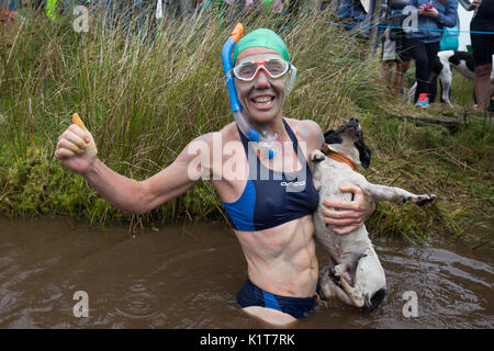 Angela Johnson et son chien Jack prendre part au 32e Championnat du Monde de plongée à Tourbière Waen Rhydd tourbière de Llanwrtyd Wells, le Pays de Galles. Banque D'Images