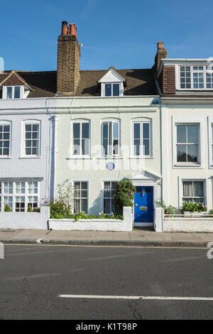 Blue Plaque commémorant Dame Ninette de Valois, fondatrice du Ballet Royal, sur la terrasse, Barnes, London, SW13, Royaume-Uni. Banque D'Images