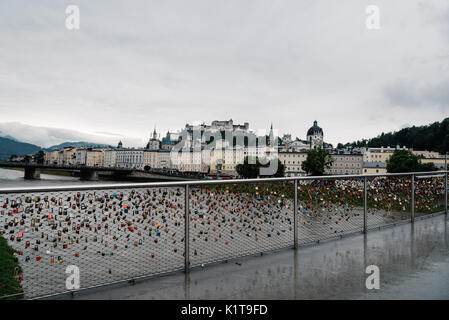 Salzbourg, Autriche - Août 6, 2017 : vue panoramique du pont avec un cadenas sur la rivière à Salzbourg. La vieille ville de Salzbourg est renommée à l'échelle internationale Banque D'Images