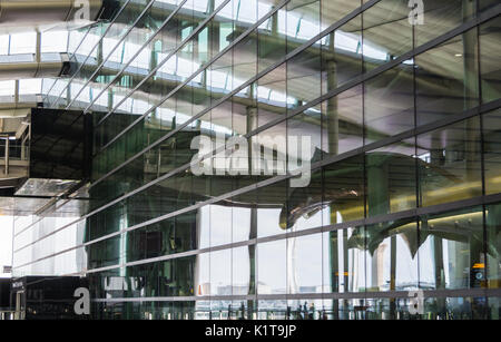 Richard Wilson's sculpture "Slipstream" reflète dans une fenêtre à l'aéroport d'Heathrow Terminal 2 Building, Londres, UK Banque D'Images