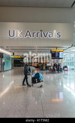 Un presque désert UK Salon arrivée à l'aéroport d'Heathrow Terminal 2 Building, Londres, UK Banque D'Images