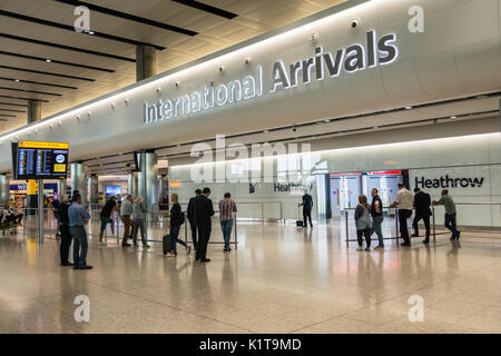 Salon des arrivées internationales à l'Université Queen's, l'aéroport d'Heathrow Terminal 2 Terminal Building, Londres, UK Banque D'Images