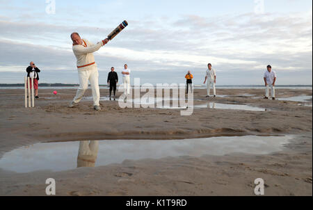 Au cours de l'action de match de cricket Brambles annuel entre le sud du Royal Yacht Club et le Club de voile de l'île, qui prend place sur le banc de sable de mûre Bank au milieu du Solent sur la marée basse. Banque D'Images