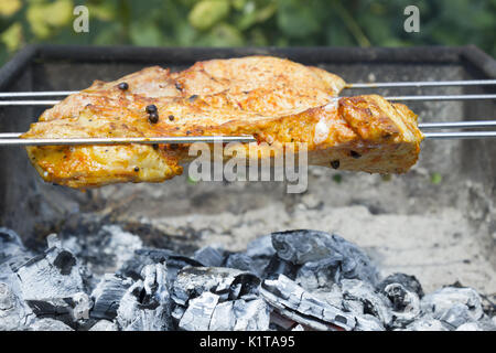 Le shish kebab à partir de la viande se prépare sur le charbon. Morceaux de viande sont en brochettes Banque D'Images