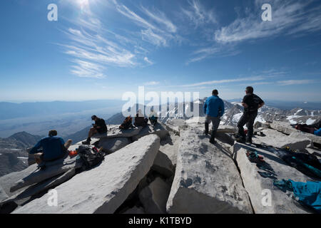 Les randonneurs se détendre sur le sommet du mont. Whitney. Banque D'Images