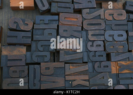 Ancien en bois antique vintage typographie typographie offset pâtés grunge sale avec de la peinture, technique mixte alphabet, Close up, high angle view Banque D'Images