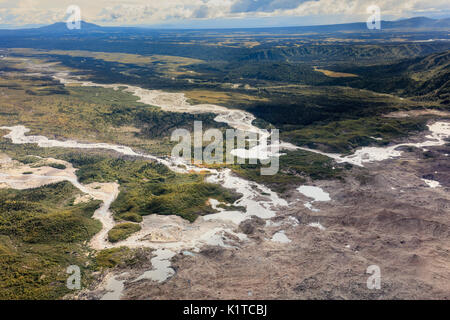 Le débit des rivières glaciaires au pied de la moraine du glacier de Banque D'Images