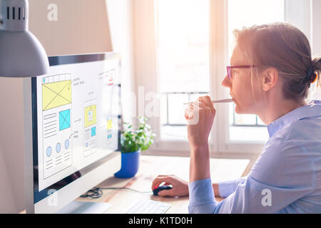 Développement de site Web UI/UX designer l'extrémité avant des croquis de mise en page maquette design wireframe pour répondre du contenu web dans bureau moderne et lumineux Banque D'Images