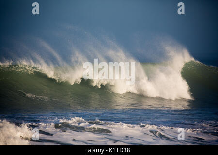 Pulvérisation fouettée de vent augmenter haut off shore rouler dans les vagues Banque D'Images