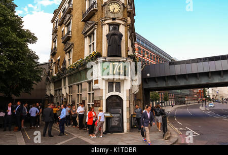 Pub traditionnel - Le Moine noir - et les petits avant de house, à Blackfriars Bridge à Londres, Angleterre Banque D'Images