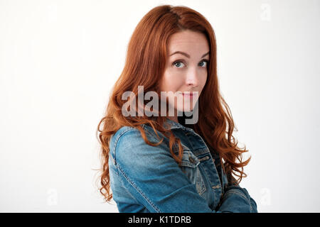 Caucasian woman modèle avec cheveux gingembre posant à l'intérieur Banque D'Images