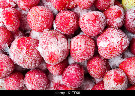 Les fraises congelées avec cristaux de glace motif Banque D'Images