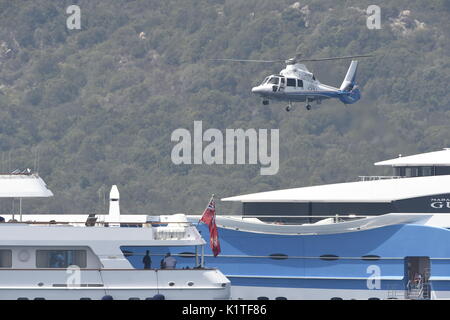 La Sardaigne, Italie, 21 Juillet - 2017, un hélicoptère est l'atterrissage sur un yacht de luxe en Sardaigne, Italie Banque D'Images