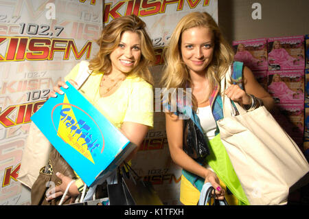 Danielle Fisher Lauren Storm assiste au salon de cadeaux KISS FM, en hommage à la 11e édition des prix annuels Teen Choice Awards W Beverly Hills. Banque D'Images