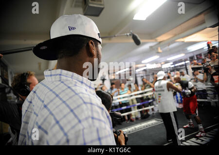 Curtis '50 cent' Jackson montres que Boxer Floyd Mayweather Jr trains front media Mayweather Boxing Gym avril 24,2012 Las Vegas, Nevada. Banque D'Images