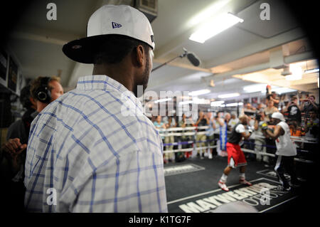 Curtis '50 cent' Jackson montres que Boxer Floyd Mayweather Jr trains front media Mayweather Boxing Gym avril 24,2012 Las Vegas, Nevada. Banque D'Images