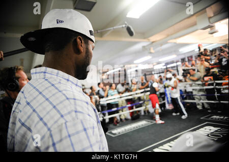 Curtis '50 cent' Jackson montres que Boxer Floyd Mayweather Jr trains front media Mayweather Boxing Gym avril 24,2012 Las Vegas, Nevada. Banque D'Images