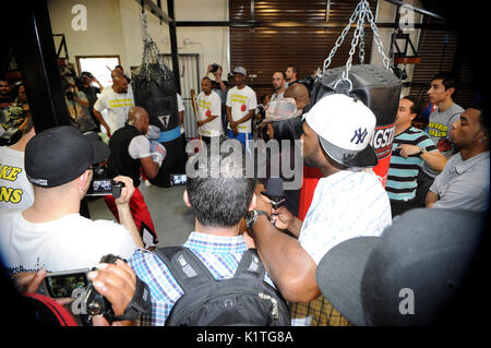 Curtis '50 cent' Jackson montres que Boxer Floyd Mayweather Jr trains front media Mayweather Boxing Gym avril 24,2012 Las Vegas, Nevada. Banque D'Images