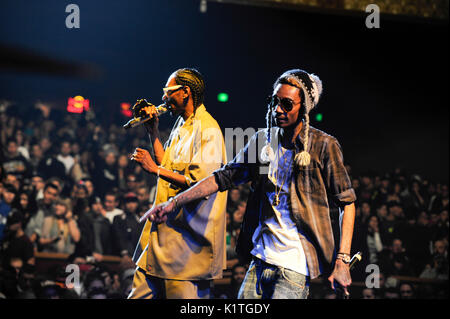 (G-D) Snoop Dogg Wiz Khalifa Perform Wiltern Theatre support Snoop Dogg Wiz Khalifa 'mac Devin: High School Tour' décembre 13,2011 Los Angeles. Banque D'Images