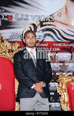 Le boxeur Miguel Cotto assiste à la conférence de presse le théâtre chinois de Grauman Hollywood le 1,2012 mars. Mayweather Cotto rencontrera le championnat du monde WBA Super Welterweight 5 mai MGM Grand Las Vegas. Banque D'Images