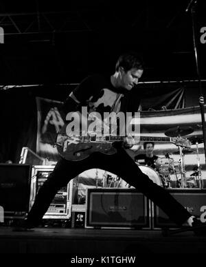 Tom Delonge Angels Airwaves exécutant 2008 Vans Warped Tour Coors Amphitheatre San Diego. Banque D'Images