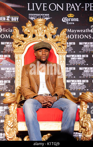 Le boxeur Floyd Mayweather assiste à la conférence de presse le théâtre chinois de Grauman Hollywood le 1,2012 mars. Mayweather Cotto rencontrera le championnat du monde WBA Super Welterweight 5 mai MGM Grand Las Vegas. Banque D'Images