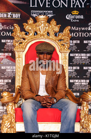 Le boxeur Floyd Mayweather assiste à la conférence de presse le théâtre chinois de Grauman Hollywood le 1,2012 mars. Mayweather Cotto rencontrera le championnat du monde WBA Super Welterweight 5 mai MGM Grand Las Vegas. Banque D'Images