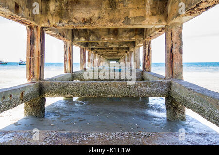 Point de fuite sous une jetée en béton Banque D'Images