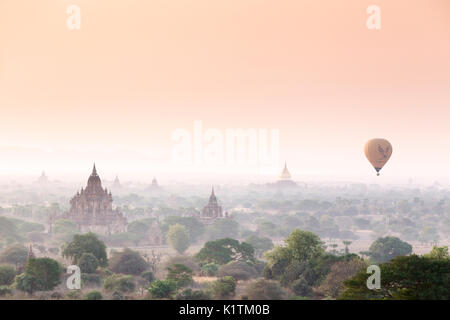Montgolfières flottant sur bagan temples au lever du soleil, Bagan, myanmar Banque D'Images