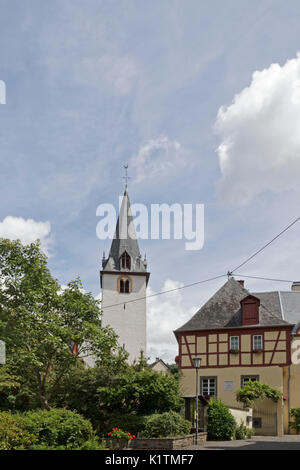 Maison et église, Bruttig-Fankel, Moselle, Rhénanie-Palatinat, Allemagne Banque D'Images