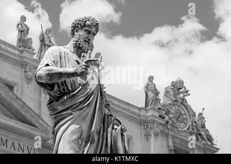 Sculpture détaillée montre des compétences dans la Statue de Saint Pierre, avec d'autres statues de saint derrière, trouvé dans la place principale du Vatican, Cité du Vatican, Rome, Italie Banque D'Images