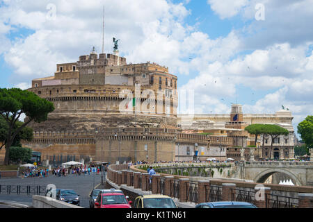 Bâtiment historique de Castel Sant'Angelo, ancienne prison et Hadrien's Tomb, dans une journée d'été, Rome, Italie. Une attraction touristique populaire, à côté de bridg Banque D'Images