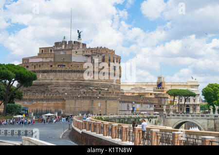 Bâtiment historique de Castel Sant'Angelo, ancienne prison et Hadrien's Tomb, dans une journée d'été, Rome, Italie. Une attraction touristique populaire, à côté de bridg Banque D'Images