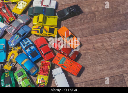 Vintage toy cars on a wooden background Banque D'Images